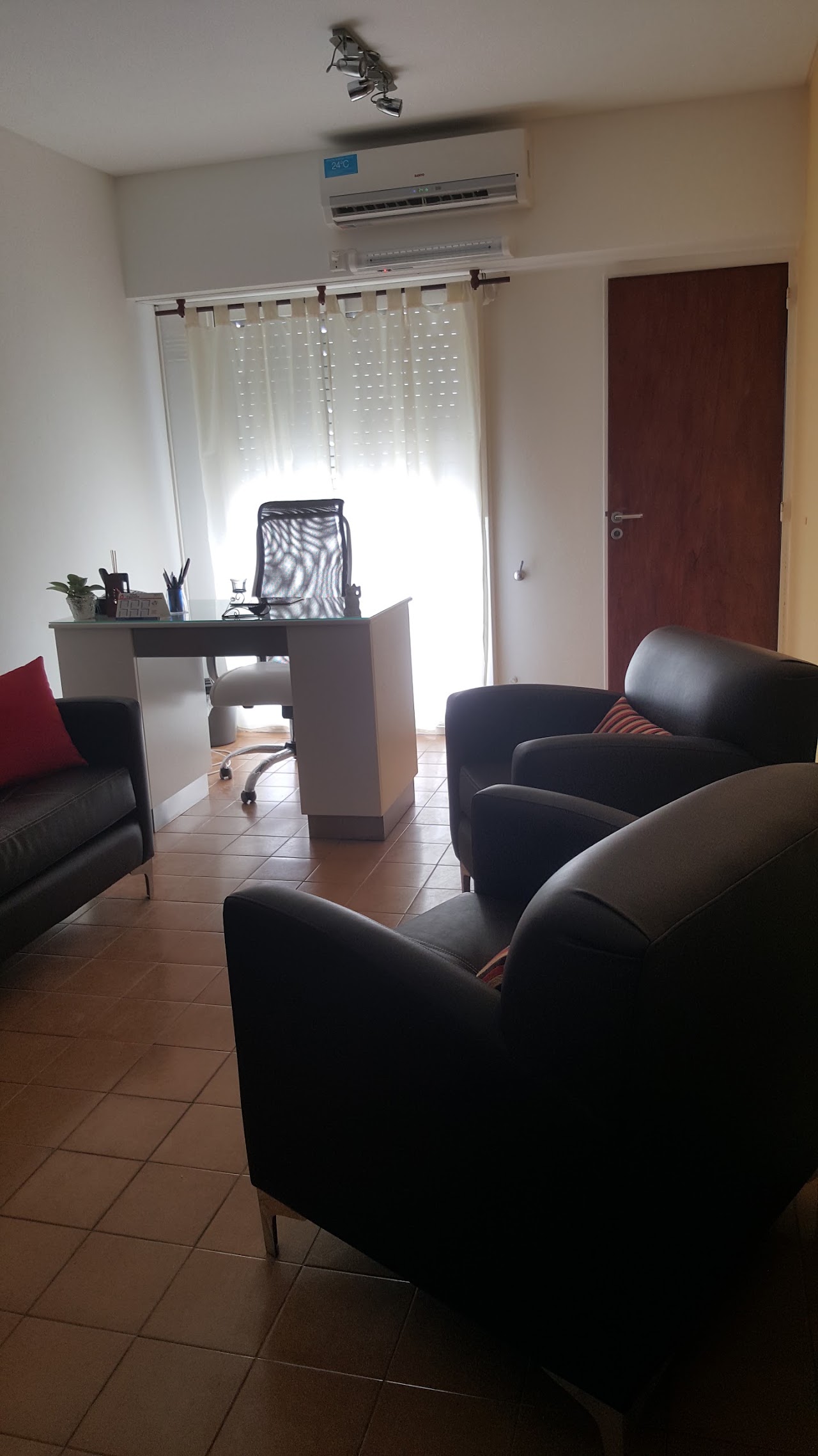Sala de espera y escritorio